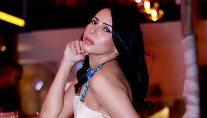 Actress-model Rozlyn Khan diagnosed with cancer, shares pic from hospital bed; says &#039;need courage to work with bald model&#039;!