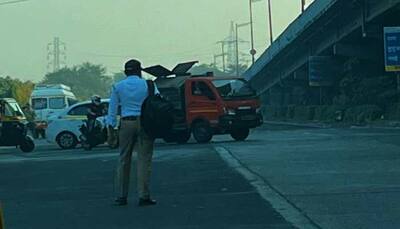 Mumbai Cop's EXEMPLARY move takes internet by storm! Solves traffic mess on his way to work