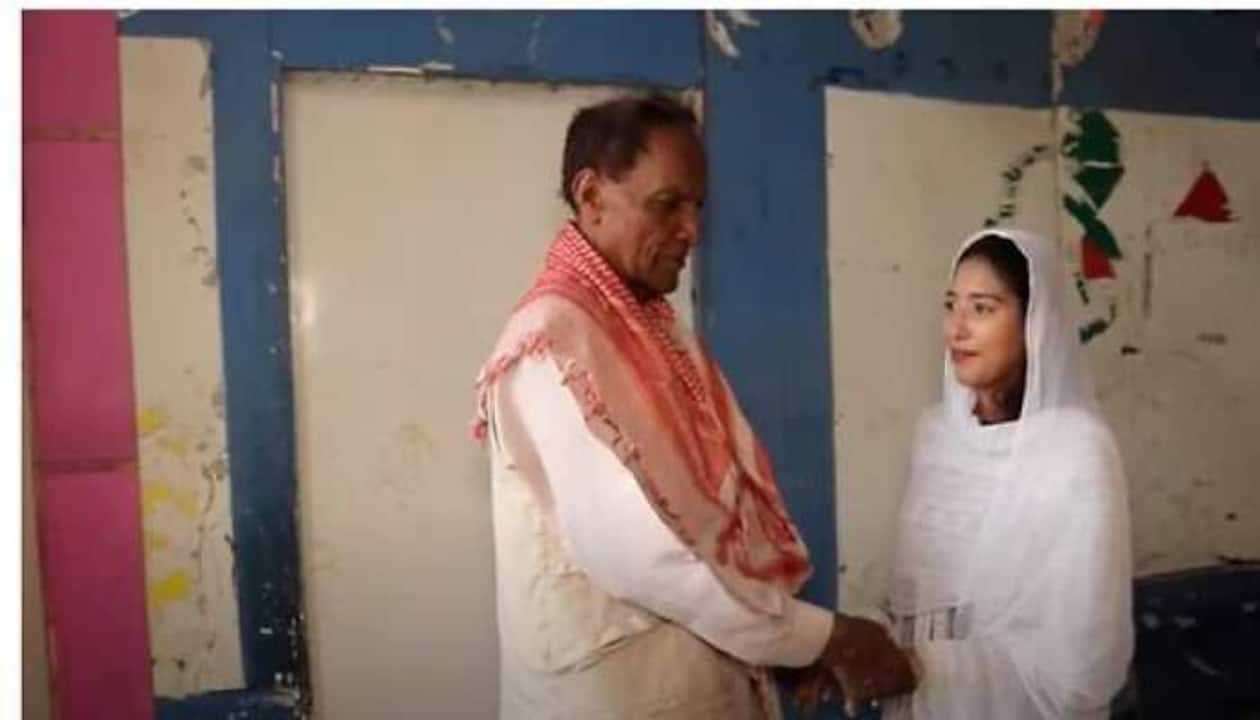 Old Man And Yung Girl Xxx Chut Chatai - Viral Video: 70-Year-old Man Marries 19-Year-Old Girl In Pakistan, netizens  cant keep calm!- WATCH | World News | Zee News