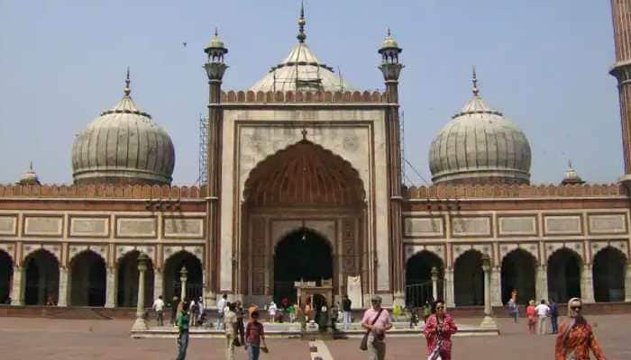 Delhi&#039;s Jama Masjid BANS entry of women visiting alone or in group; DCW issues notice