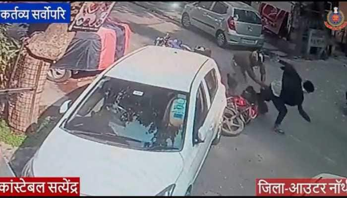 Watch: Delhi constable nabs fleeing chain snatcher risking his life, wins hearts