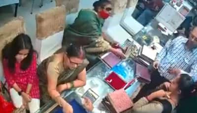 Shocking! Elderly woman steals gold necklace worth 10 lakh in just 20 seconds in Gorakhpur; watch the video