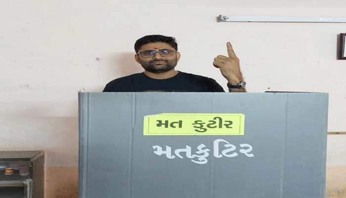 AAP candidate Gopal Italia casts his VOTE in Surat, appeals THIS to the voters