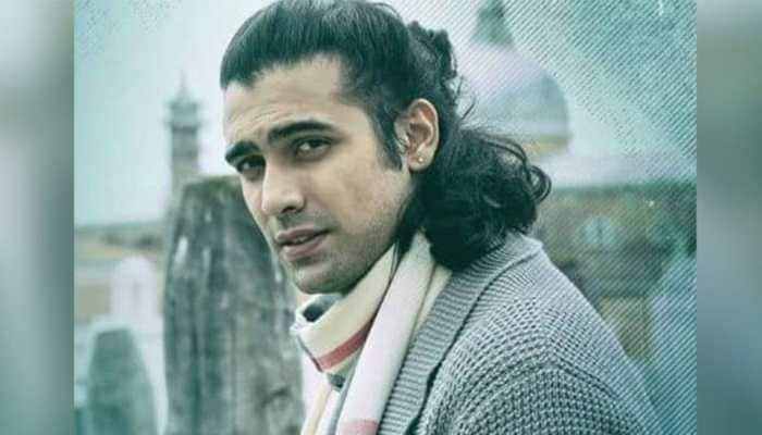 Singer Jubin Nautiyal suffers multiple injuries in accident, rushed to  hospital after falling down from staircase | People News | Zee News