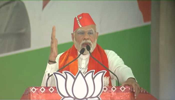 &#039;Congress worked with British before Independence, absorbed &#039;slave mentality&#039; from them&#039;: PM Narendra Modi in Gujarat