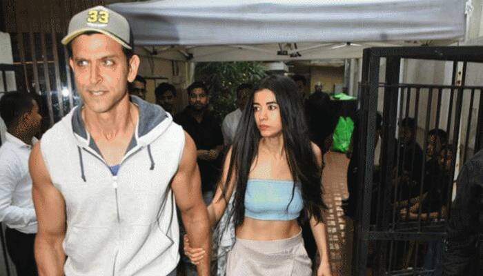 Lovebirds Hrithik Roshan, Saba Azad walk hand-in-hand, security staff pushes away actor&#039;s fan