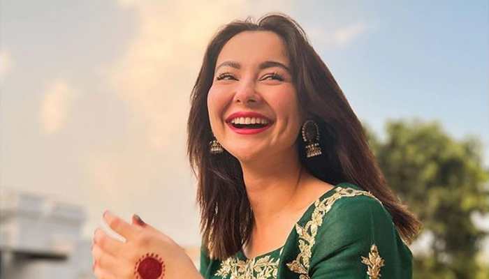 Pakistani actress Hania Aamir mobbed by crowd, actress loses her cool - Watch THIS video