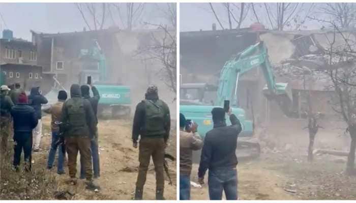 J&amp;K: Pulwama administration demolishes terrorist&#039;s house on government land