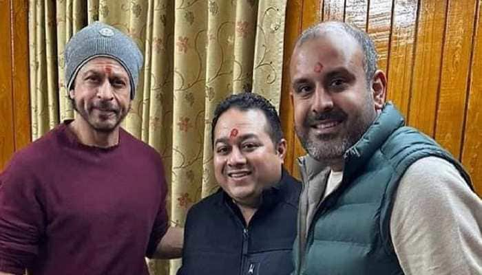 Shah Rukh Khan&#039;s picture with fans from Vaishno Devi Temple goes VIRAL, actor sports red teeka!