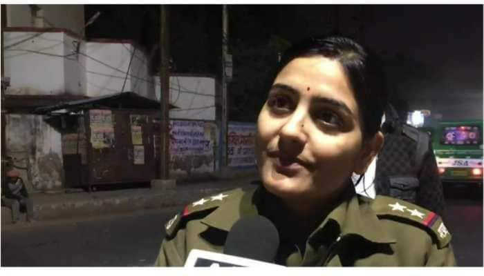 Policewoman on duty saves man&#039;s life after he collapses on road in Madhya Pradesh
