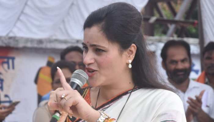 Hanuman Chalisa row: Relief for MP Navneet Rana, MLA husband as court cancels bailable warrants