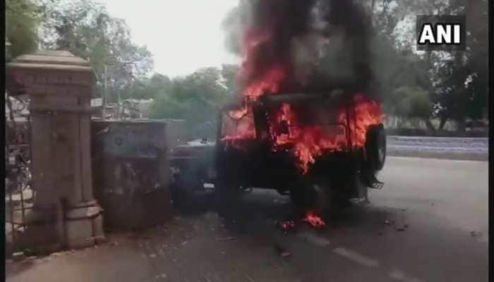 Allahabad University: MAJOR VIOLELCE between students, security staff, vehicles set on fire