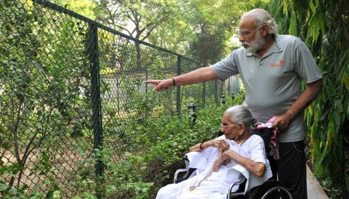 5 PICS that show PM Modi&#039;s STRONG BOND with mother Heeraben Modi