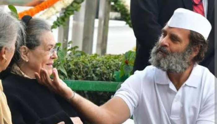 Rahul Gandhi-Sonia Gandhi&#039;s rare PDA moment - WATCH VIDEO