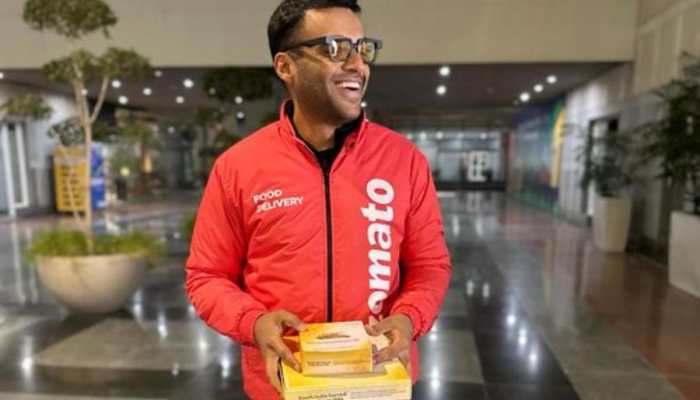 Zomato CEO Deepinder Goyal becomes delivery executive on New Year's eve, Netizens react Zomato CEO Deepinder Goyal becomes delivery executive on New Year's eve, Netizens react
