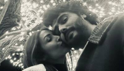 Malaika Arora kisses beau Arjun Kapoor in this romantic photo, welcome New Year together, see pics
