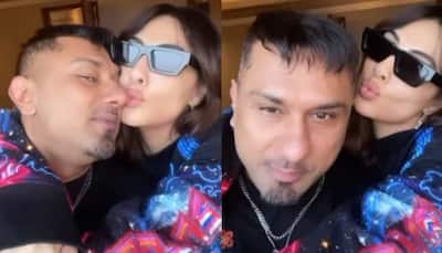 Honey Singh's girlfriend Tina Thadani plants a kiss on his cheek as he sings 'Meri jaan' for her- Watch