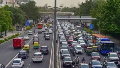 Ashram Flyover shut: Paan, tea sellers manage traffic for commuters amid rush