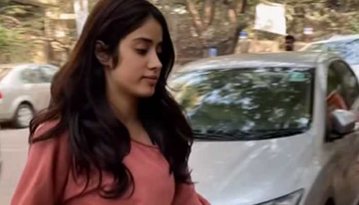 Janhvi Kapoor gets miffed with paps, says &#039;Andar he aa jaiye&#039;, video goes viral - Watch