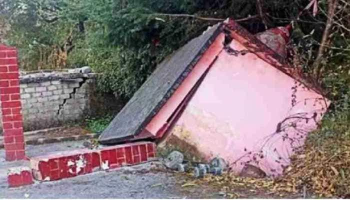 Joshimath Sinking: Old temple of Maa Bhagwati collapses, sign of disaster gradually increasing in Devbhoomi!