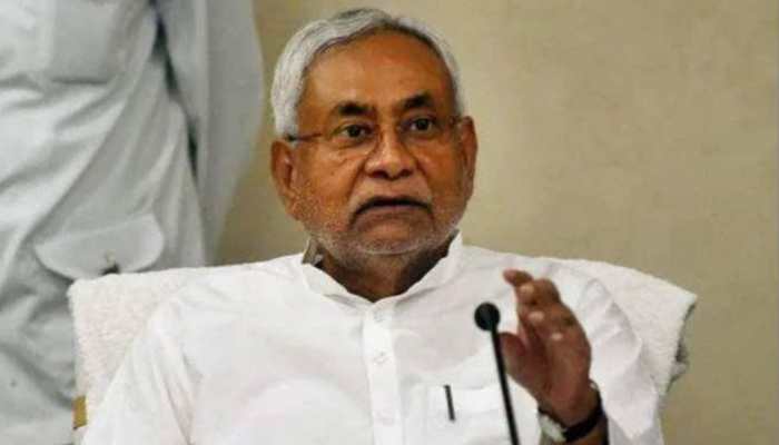 Man shows black flags to Nitish Kumar in Bihar&#039;s Chapra, says - &#039;CM responsible for liquor mass deaths&#039;