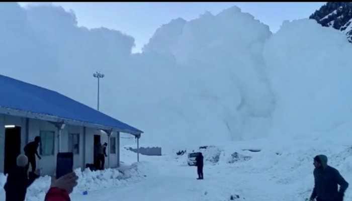 Video: Two back-to-back avalanches hit Jammu and Kashmir&#039;s Sonmarg