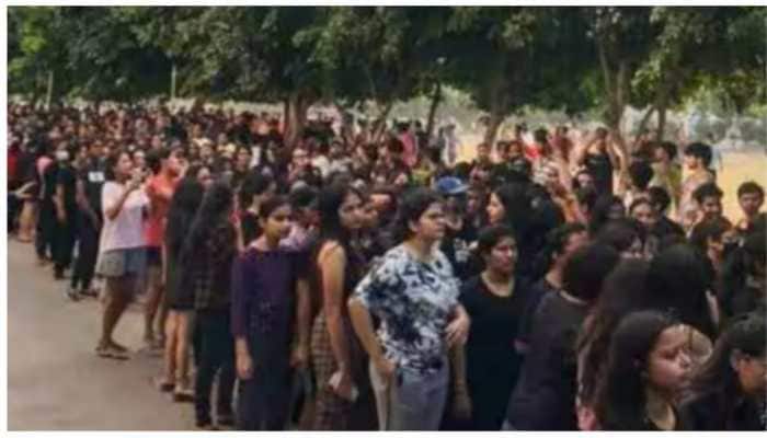 Jharkhand: 60 hostel girls walk for 17 km at night to complain to DC about warden&#039;s atrocities