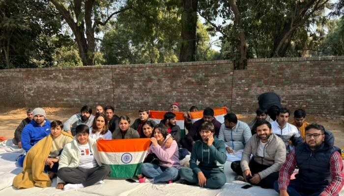 Olympic-medal winning wrestlers Bajrang Punia, Sakshi Malik slam WFI president, sit in protest at Jantar Mantar 