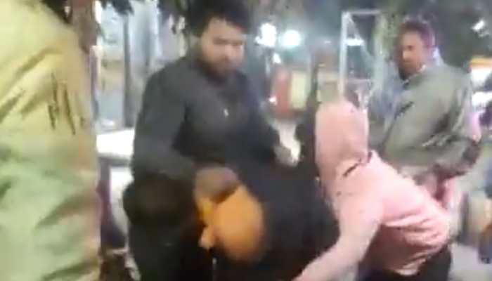 Noida: Goons brutally thrash poor fruit vendor over Rs 5, VIDEO will boil your blood!