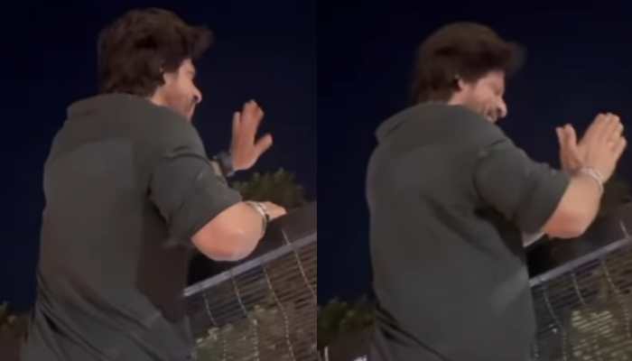 SRK climbs his house&#039;s roof to greet fans ahead of &#039;Pathaan&#039; release- Watch