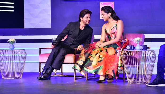 Shah Rukh Khan Sings &#039;Aankhon Mein Teri&#039; for Deepika Padukone as Pathaan Creates History - Watch