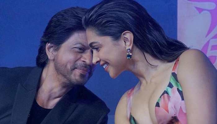 Shah Rukh Khan Sings &#039;Aankhon Mein Teri&#039; for Pathaan Co-Star Deepika Padukone- Watch