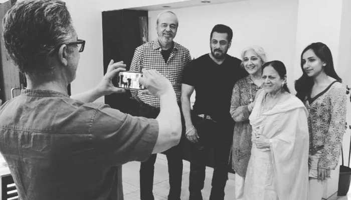Aamir Khan Turns Photographer for Salman Khan, his Sister Nikhat, Mom and Fam
