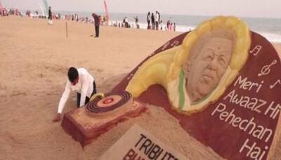 Sand Artist Sudarshan Pattnaik Creates Lata Mangeshkar’s 6ft High Sculpture on her First Death Anniversary 