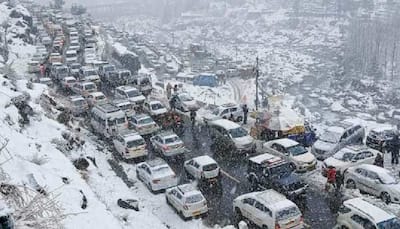 Himachal Pradesh Weather Update: Snowfall Disrupts Vehicular Traffic, Over 130 Roads Blocked