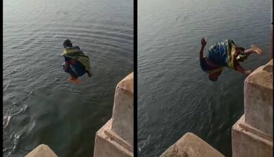 Saree-clad Women Effortlessly Dive Into Tamil Nadu's Thamirabarani River - Watch Viral Video