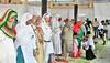 women offering namaz