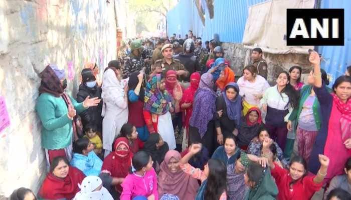 Delhi, Mehrauli Demolition Drive: Women Protesters' Chilli Powder Attack On Cops - Read Details