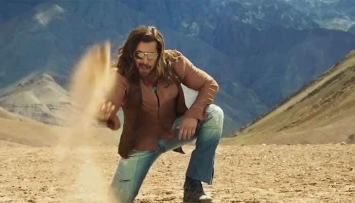 Salman Khan Brutally Trolled for his Dance Step in 'Naiyo Lagda Dil' Song, Netizens Shout 'Choreography by Sunny Deol' - Watch
