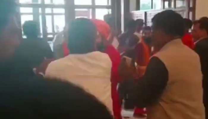WATCH: Supporters of Ayodhya Seer Raju Das, Samajwadi Party Leader Swami Prasad Maurya Clash Amid Ramcharitmanas row