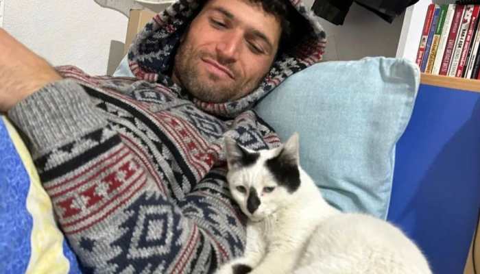 Heartwarming Pic: Cat Refuses to Leave Turkish Man Who Rescued it From Rubble