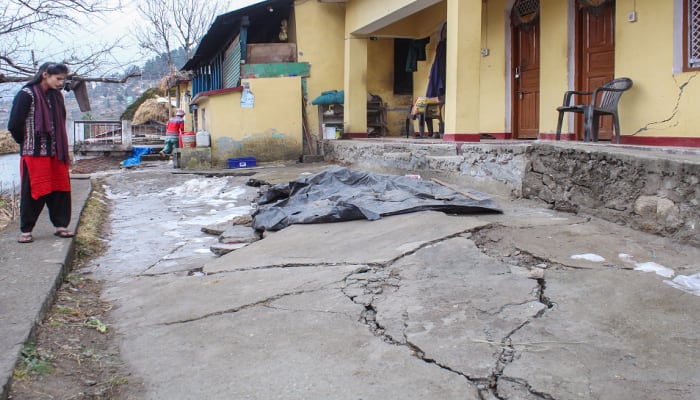 Residents of Uttarakhand&#039;s Paingadh Village Forced to Take Shelter in Relief Camps After Cracks Appear in Homes