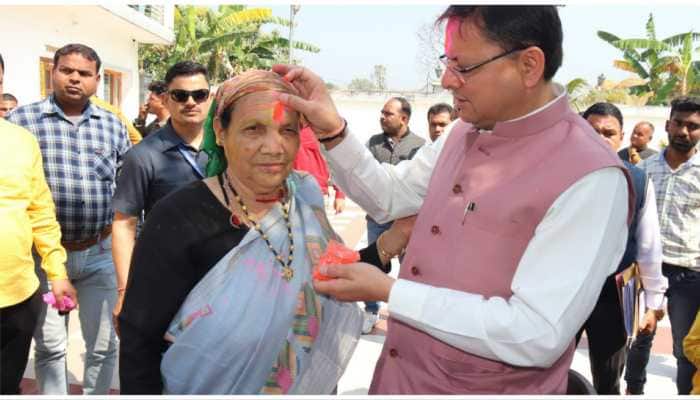 Holi 2023: Uttarakhand CM Pushkar Singh Dhami Celebrates Festival Of Colours With Mother, Locals