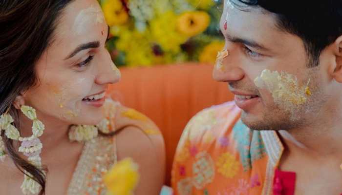 Newlyweds Kiara Advani-Sidharth Malhotra Wish &#039;Happy Holi&#039; To Fans With Their Unseen Vibrant Haldi Pictures! 