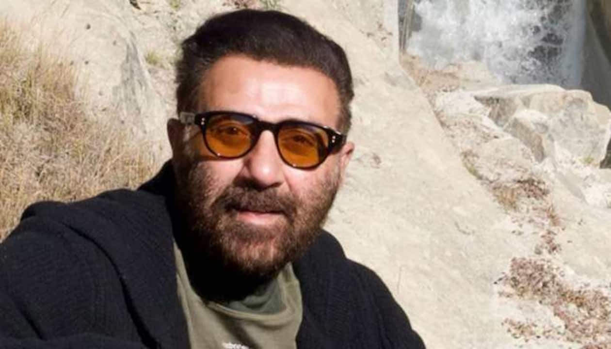 Farmer Fails To Recognise Sunny Deol, Actor Shares Funny Video Of Encounter  | People News | Zee News