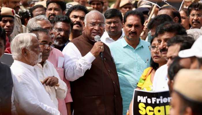 Police Stops Opposition March At Vijay Chowk; Congress Says Another Example Of Democracy Being In Danger