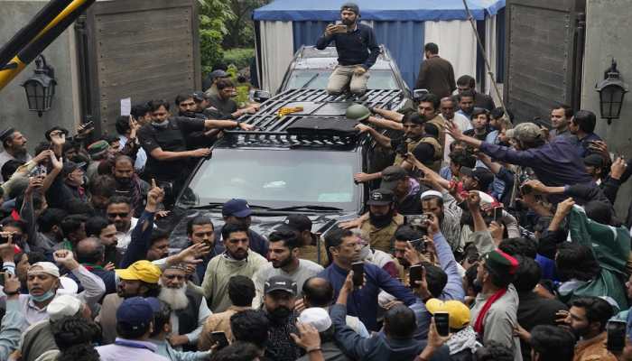 Pakistan: Vehicle In Imran Khan&#039;s Convoy Overturns On Way To Islamabad Court