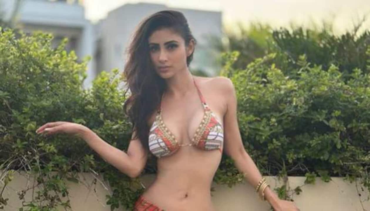 Mouni Royxxx - Mouni Roy Dances On Sidewalk In Bikini-Sarong, Flaunts Her Lean Body In  This Video | People News | Zee News