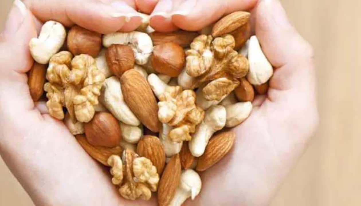 Heart Health: A Handful Of Nuts And Seeds Regularly Can Reduce Risk Of Heart  Disease by 25% | Health News | Zee News