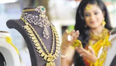 Gold Declines Rs 640; Silver Tumbles Rs 700